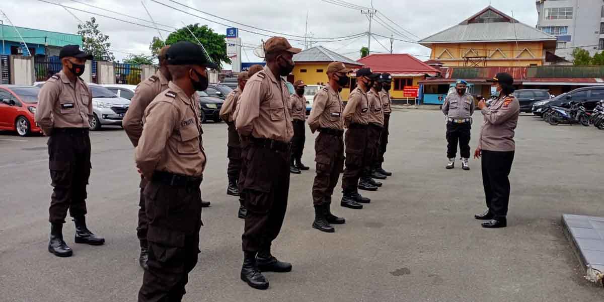 Kabag Sumda Polres Mimika AKP Ida Waymramra memberi arahan kepada siswa Seba Polri di Polres Mimika, Rabu (16/12/2020). Salmawati Bakri/Papua60detik